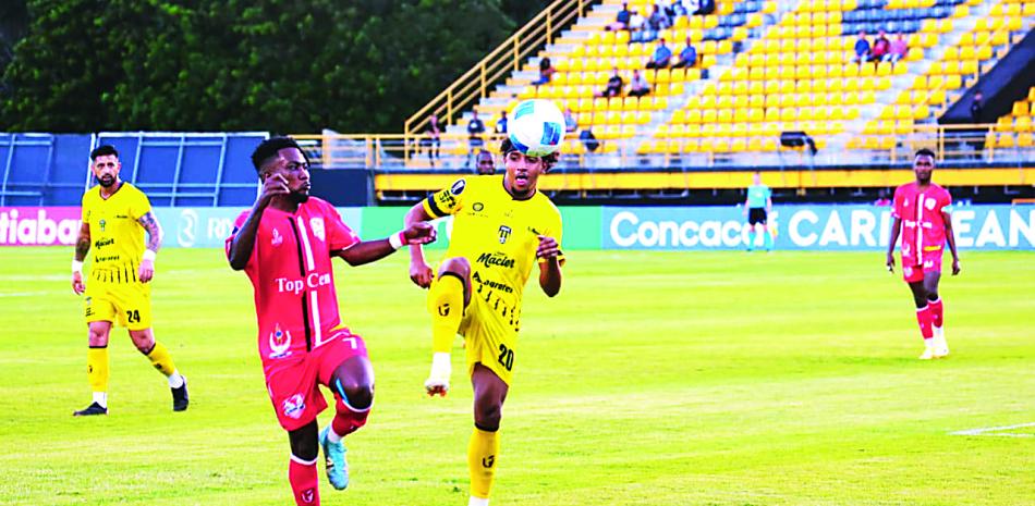 Futbolistas en duelo, estadio nocturno