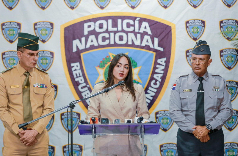 Mujer habla en podio presidencial