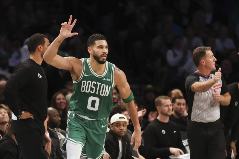 Jayson Tatum, de los Celticos de Boston, reacciona después de encestar un triple en la primera mitad del partido de baloncesto de la NBA en contra de los Nets de Brooklyn.AP