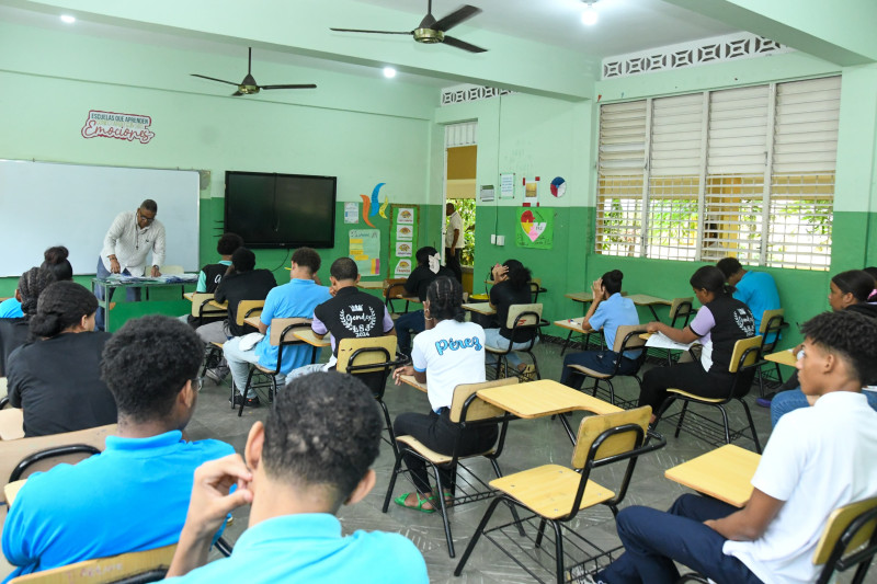 Estudiantes sentados en aula escolar