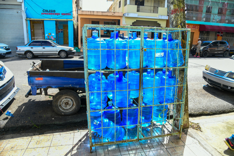 Botella azul grande de agua