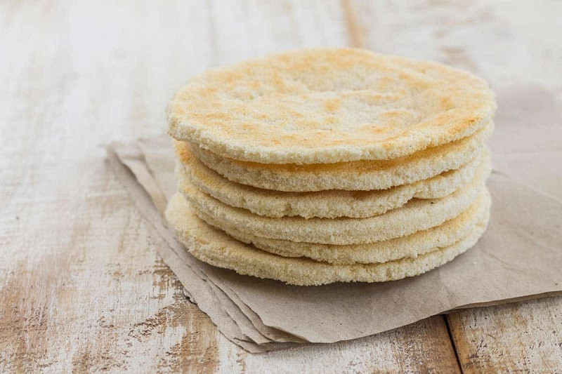 Arepas apiladas en plato blanco