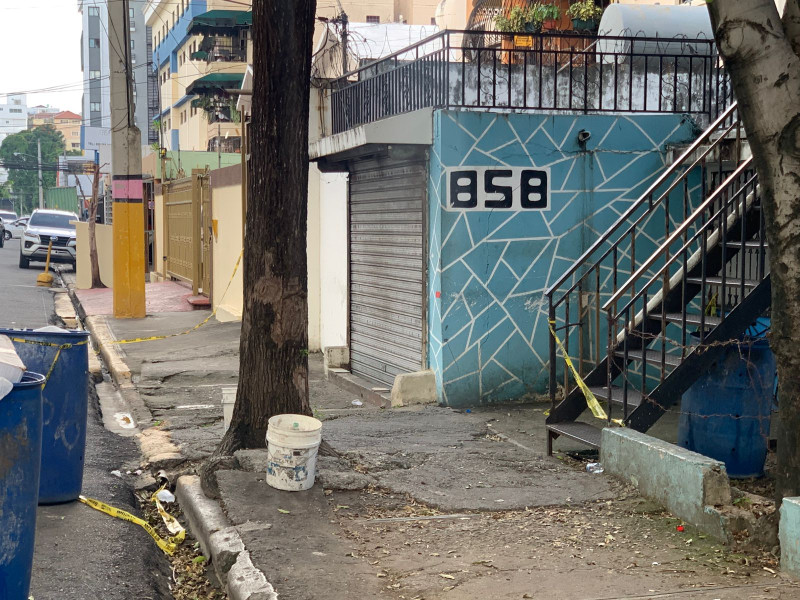 Edificio azul de escaleras exteriores