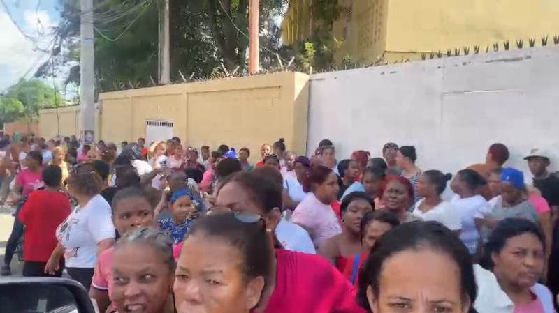 Multitud protestando en la calle