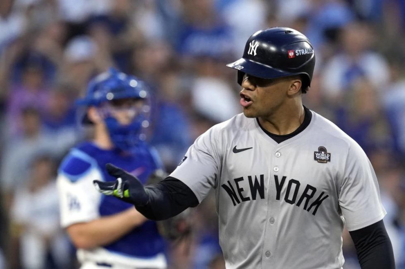 Jugador lanza pelota en partido beisbol