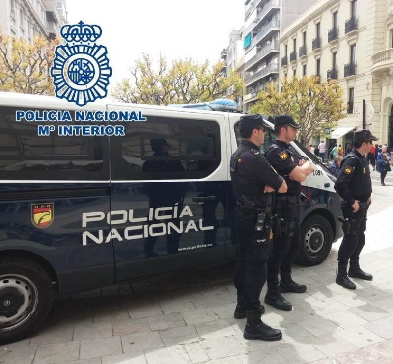 Tres policías junto a furgoneta