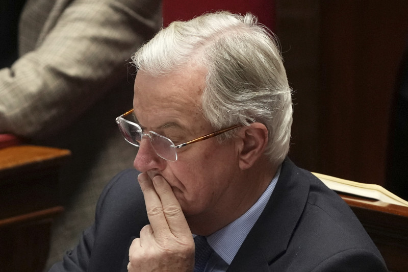 El primer ministro francés, Michel Barnier, escucha los discursos en la Asamblea Nacional