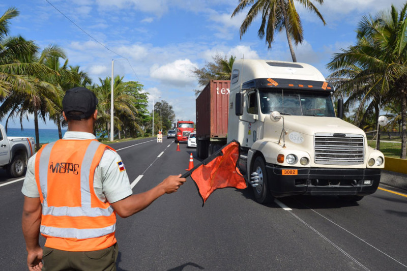 Hombre señaliza tráfico con bandera