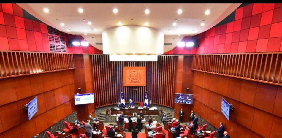 Senadores reunidos en sala de conferencias