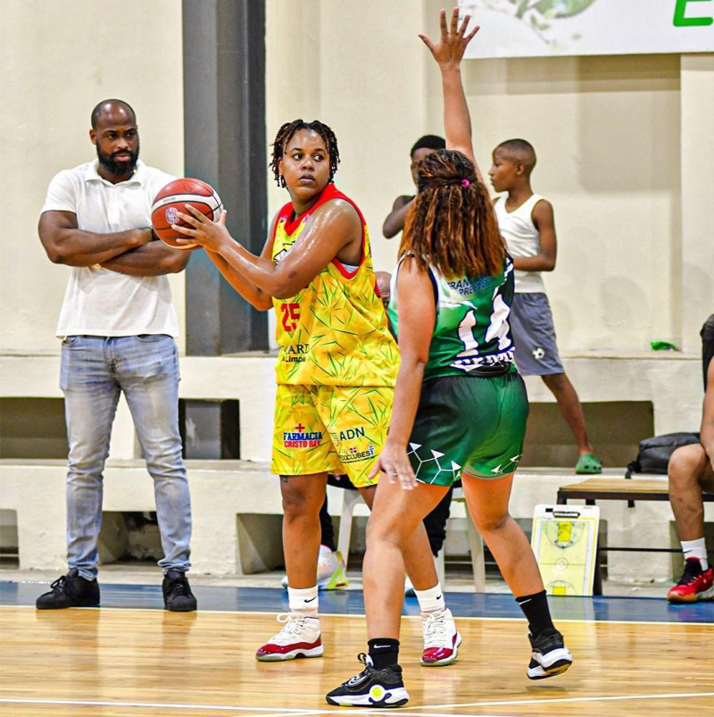 Jugadores durante partido de baloncesto