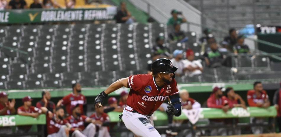 Jugador de béisbol corriendo entre bases