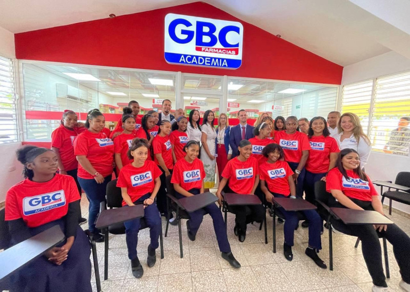 Grupo con camisetas rojas celebrando