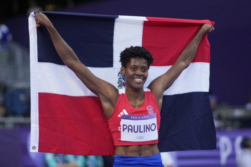 Atleta dominicano con bandera nacional