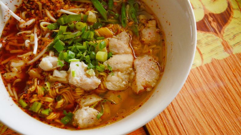 Ramen con carne y verduras