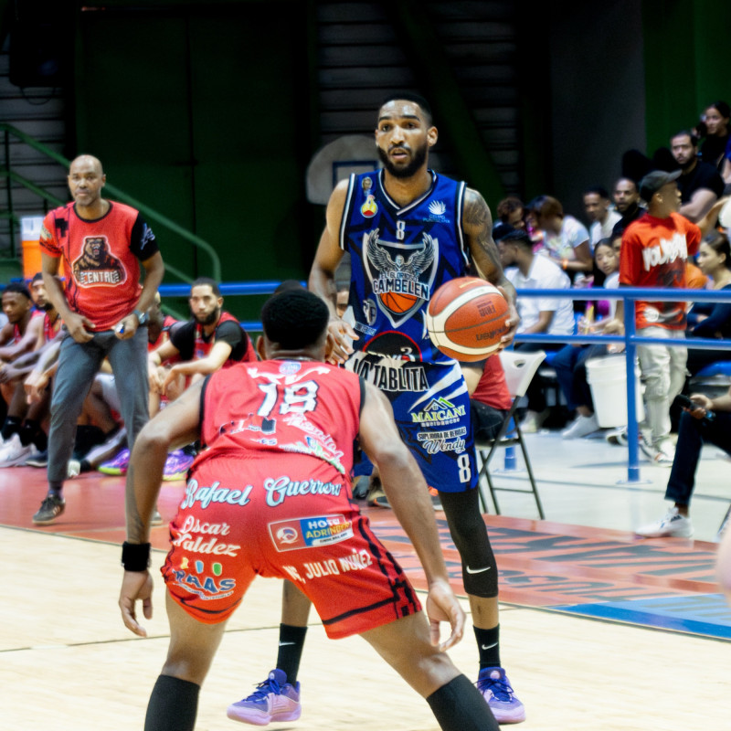 Jugadores compiten en partido de baloncesto