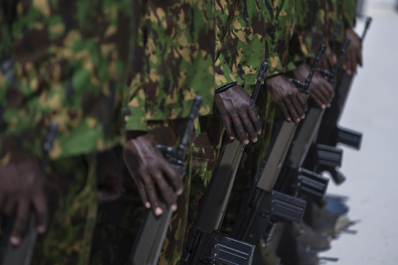 Soldados con uniformes de camuflaje