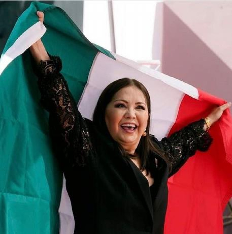 Mujer levanta bandera mexicana