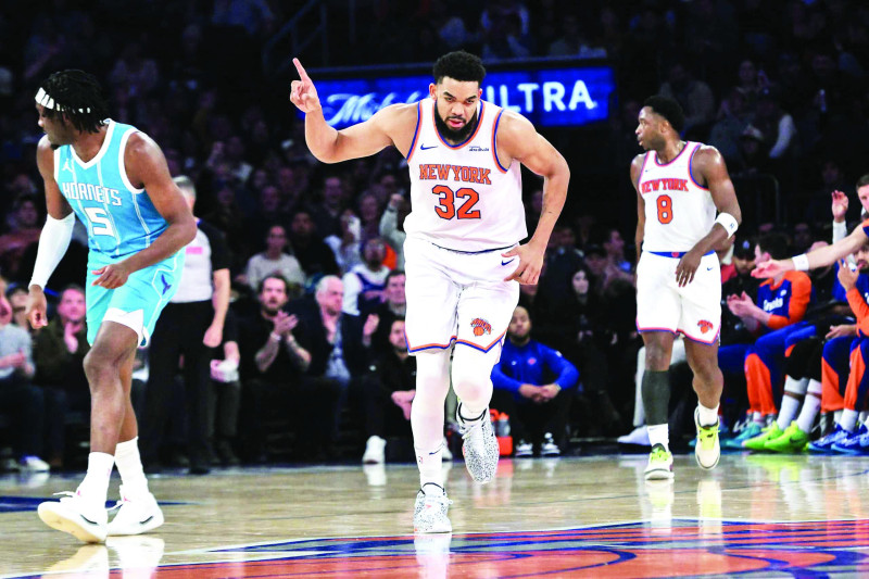 Jugador de baloncesto con uniforme blanco