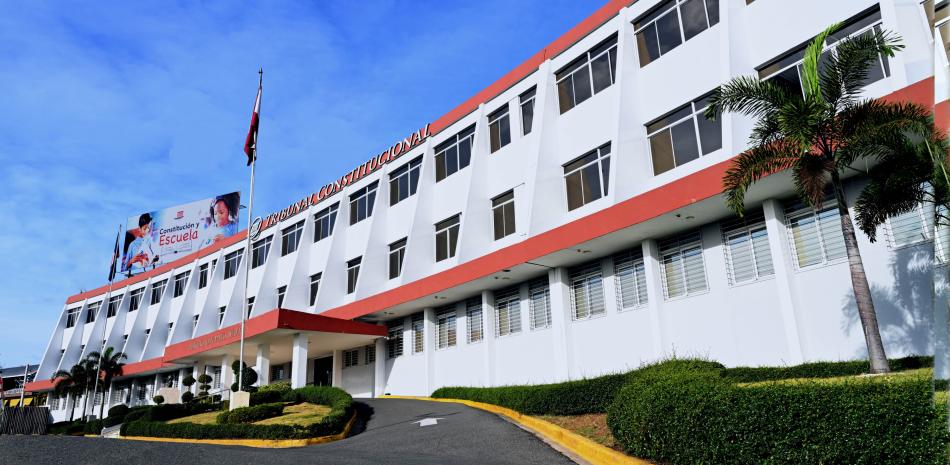 Edificio blanco con bordes rojos