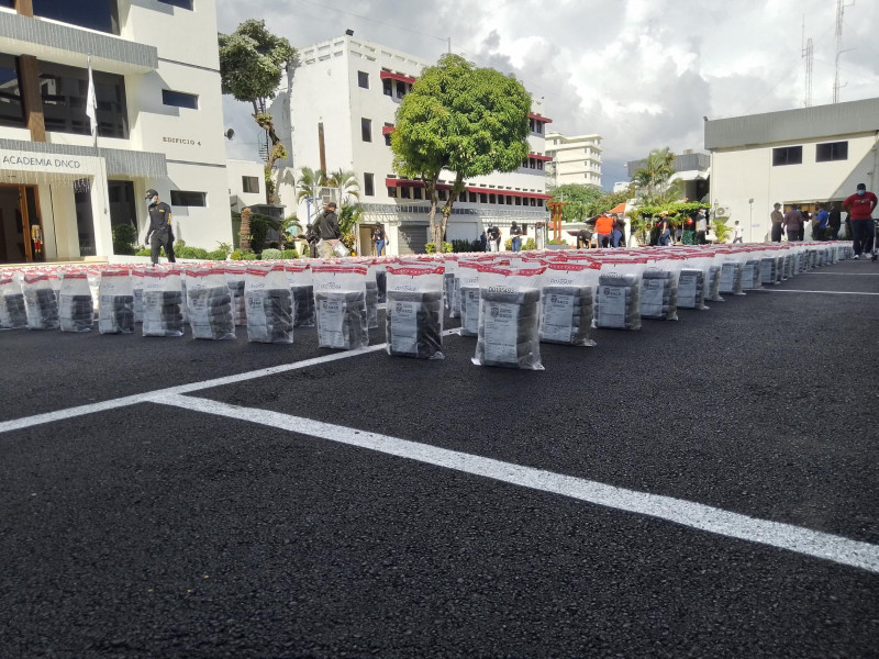 Bolsas de drogas confiscadas en fila