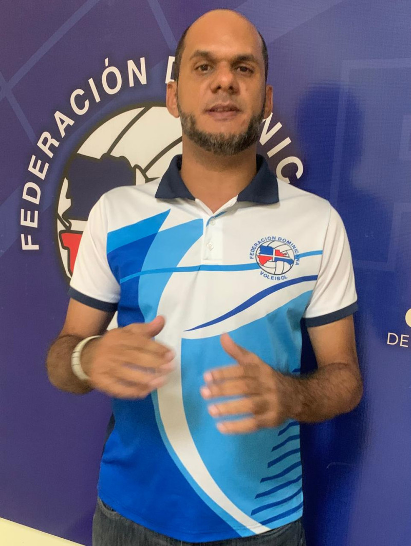 Hombre con camisa azul deportiva