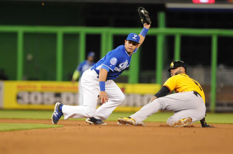 Dos jugadores de béisbol compiten