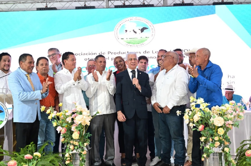 Hombres aplaudiendo en evento formal