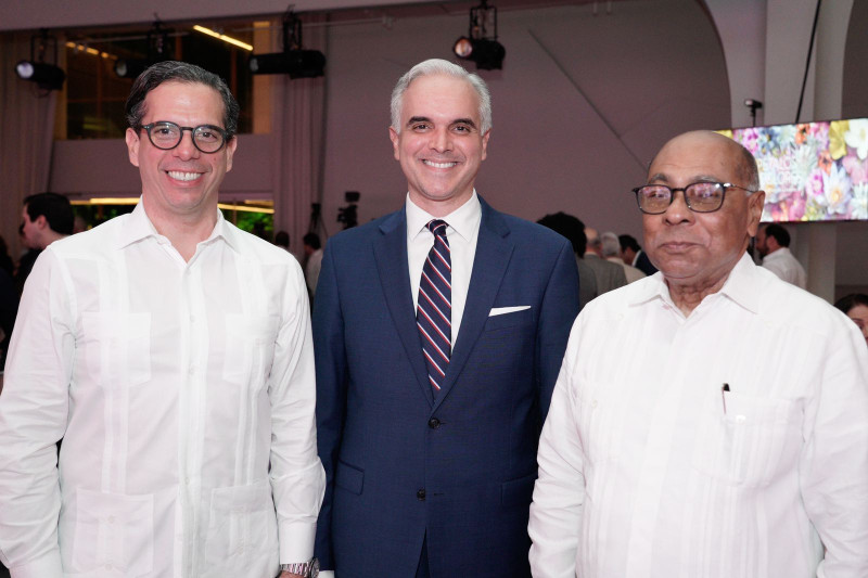 Tres hombres en trajes formales