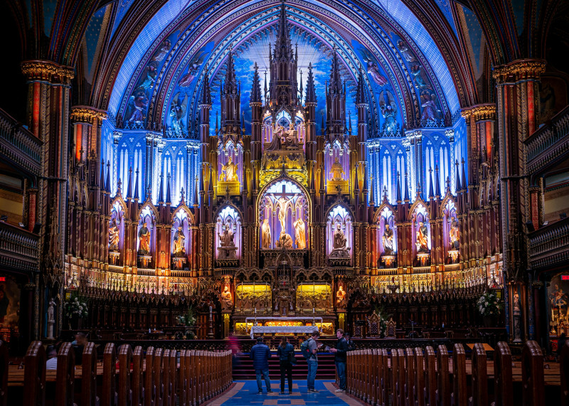 Interior iluminado de catedral histórica