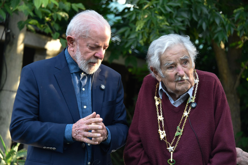 Ancianos caminan juntos al aire libre