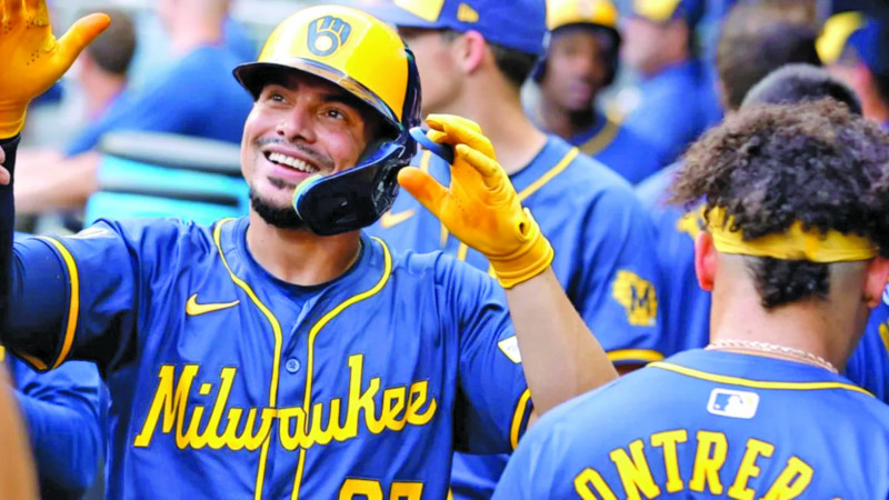 Jugador de béisbol en uniforme azul