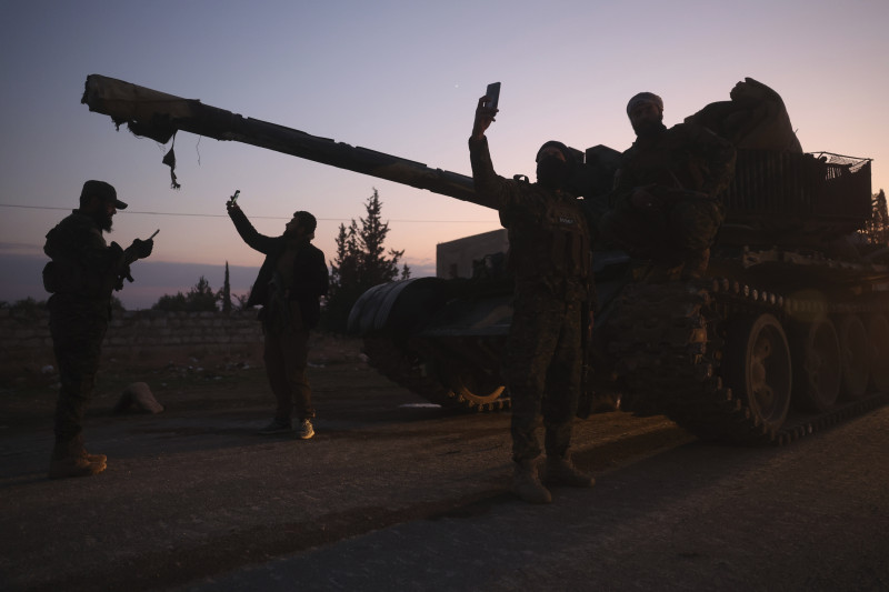 Militares junto a tanque militar