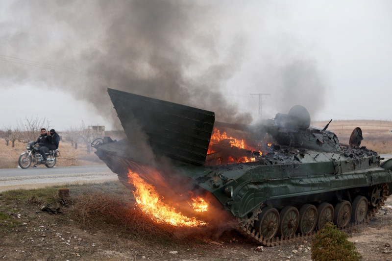 Tanque militar en llamas