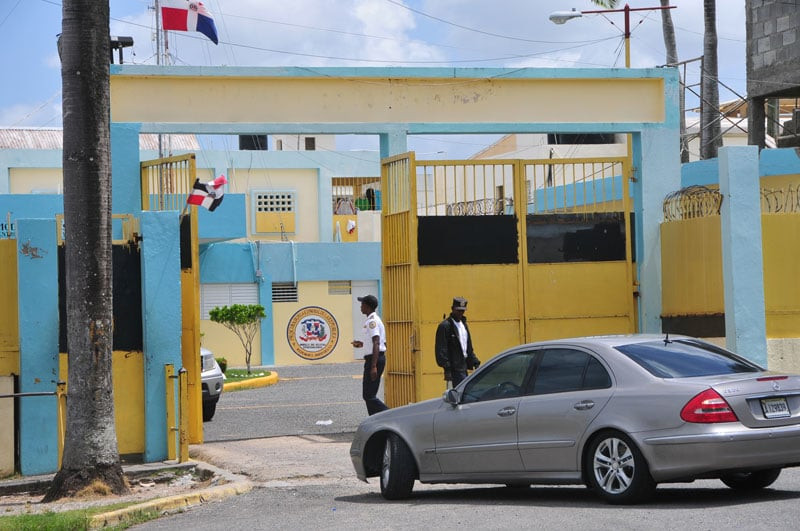 Entrada principal de cárcel dominicana