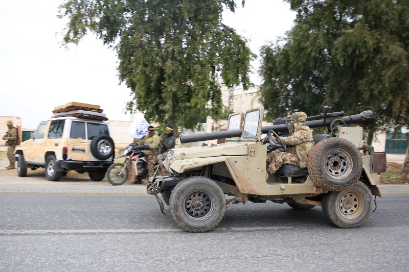 Soldados armados en vehículo militar