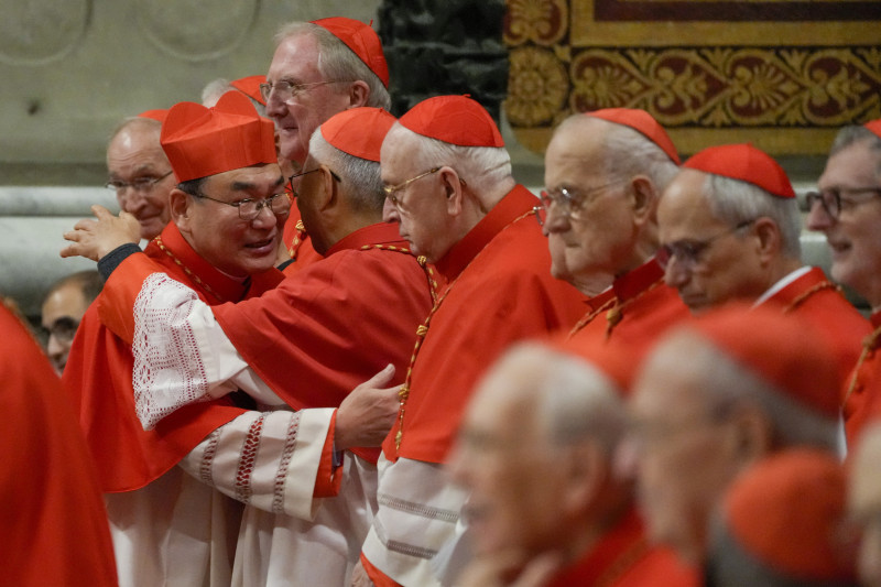 Cardenales rojos abrazándose en pareja