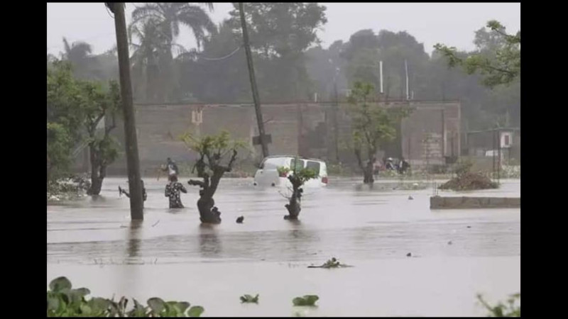 Personas caminando por calle inundada