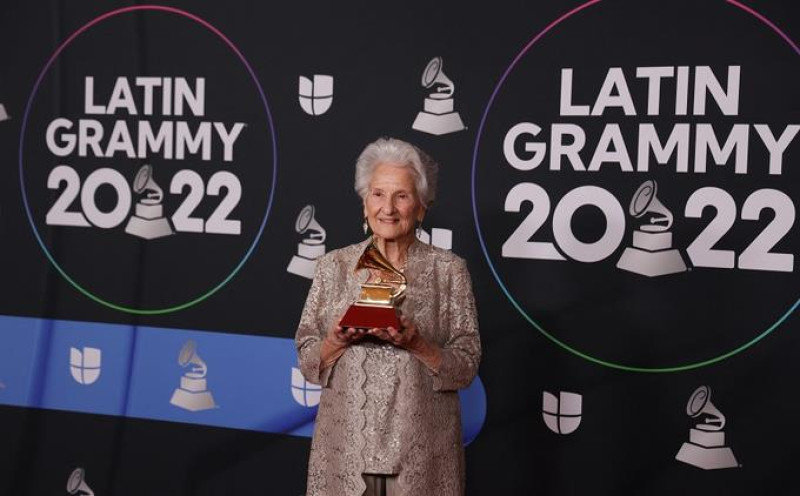 Anciana sostiene Grammy Latino