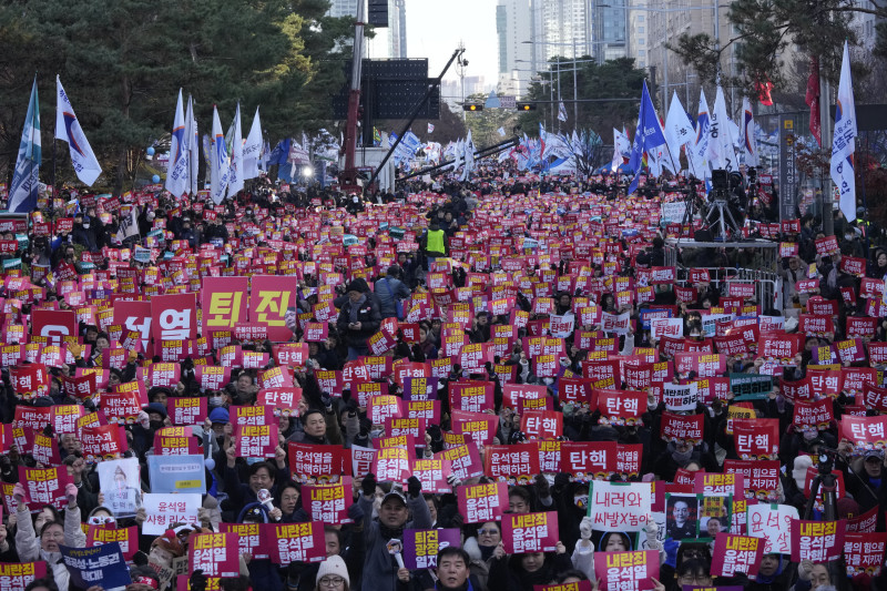 Manifestantes con carteles en protesta