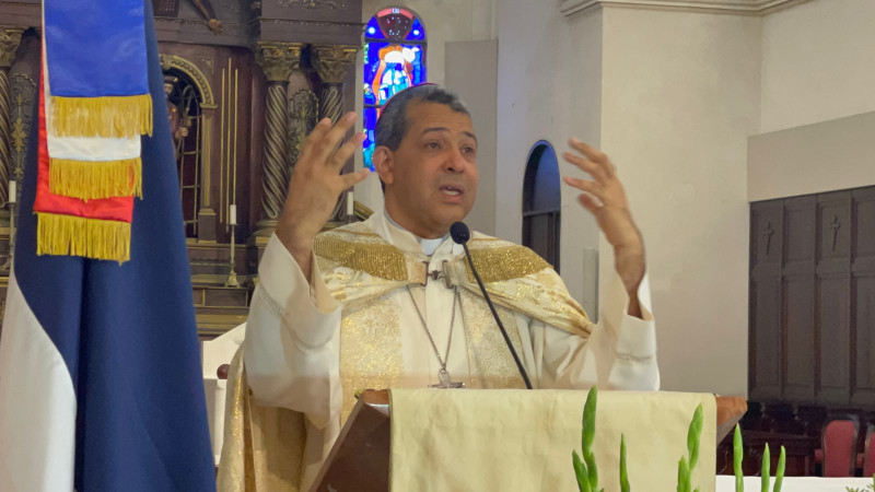 Sacerdote con vestimenta blanca y dorada