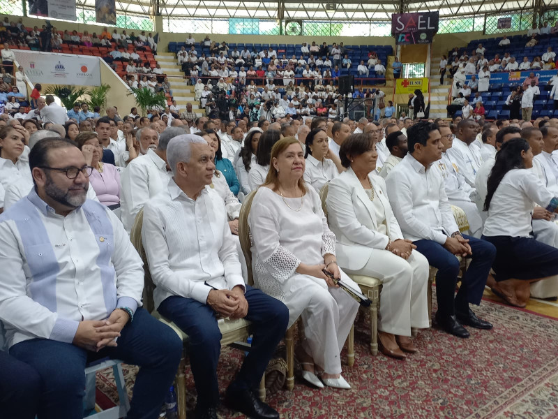 Multitud vestida de blanco se reúne