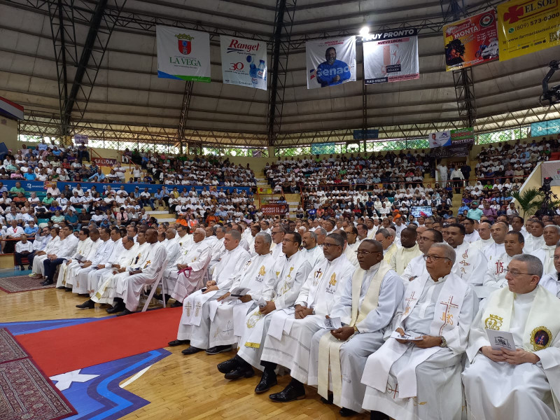 Sacerdotes sentados en un auditorio