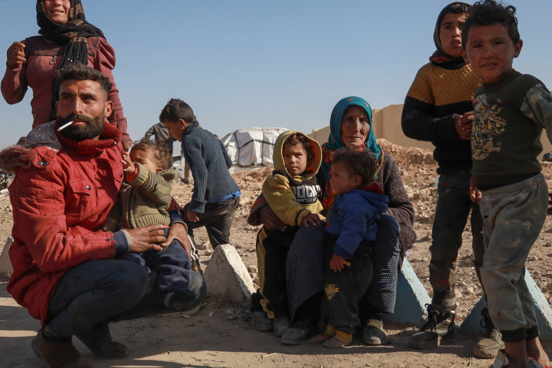 Refugiados caminando en paisaje desértico