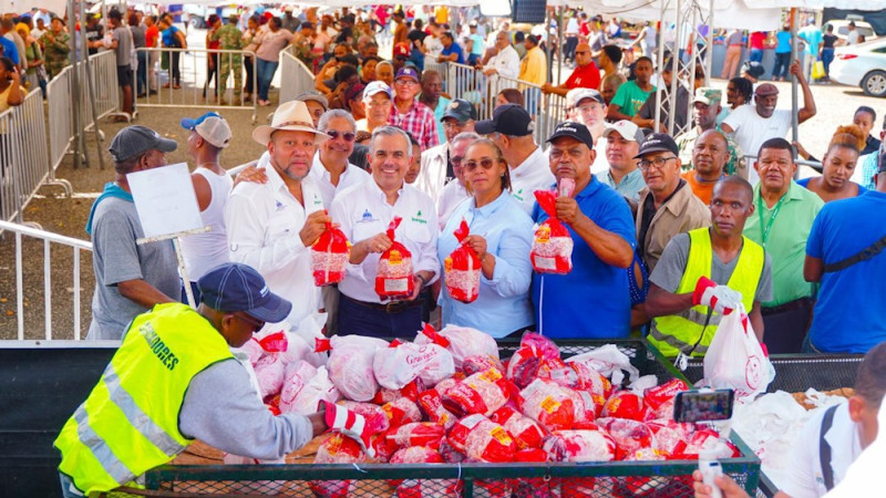 Personas entregando comida en comunidad