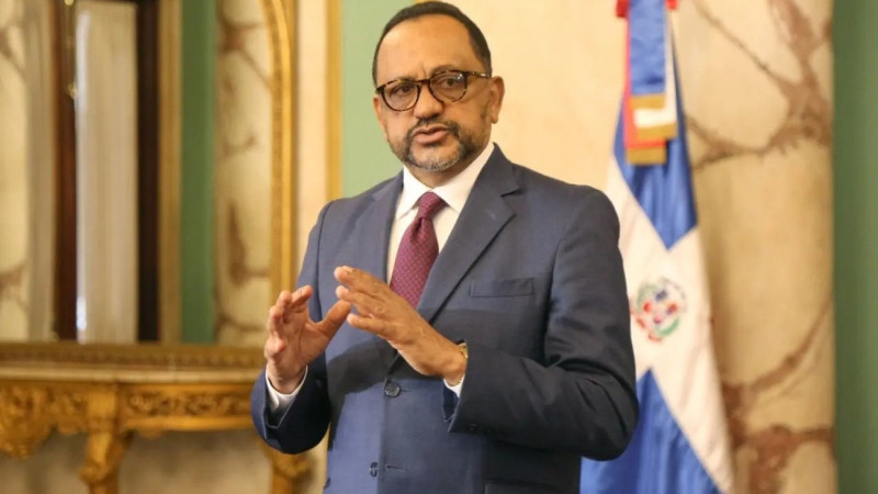 Hombre latino en traje formal elegante