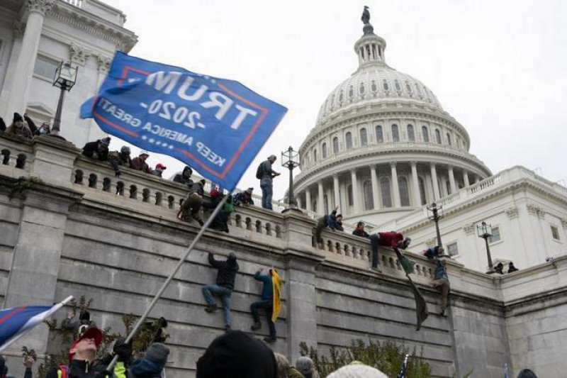 Bandera Trump frente al Capitolio