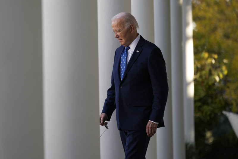 Biden caminando en dirección frontal