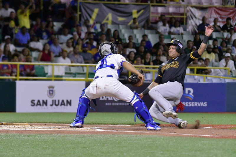 Jugador se desliza hacia el plato