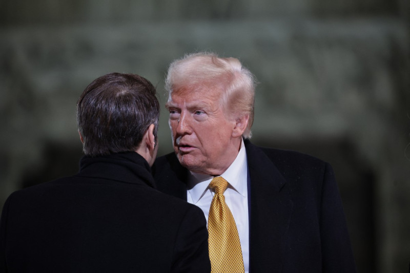 Dos hombres de traje conversando