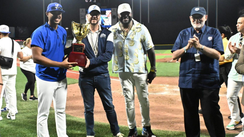 Peloteros celebran con trofeo